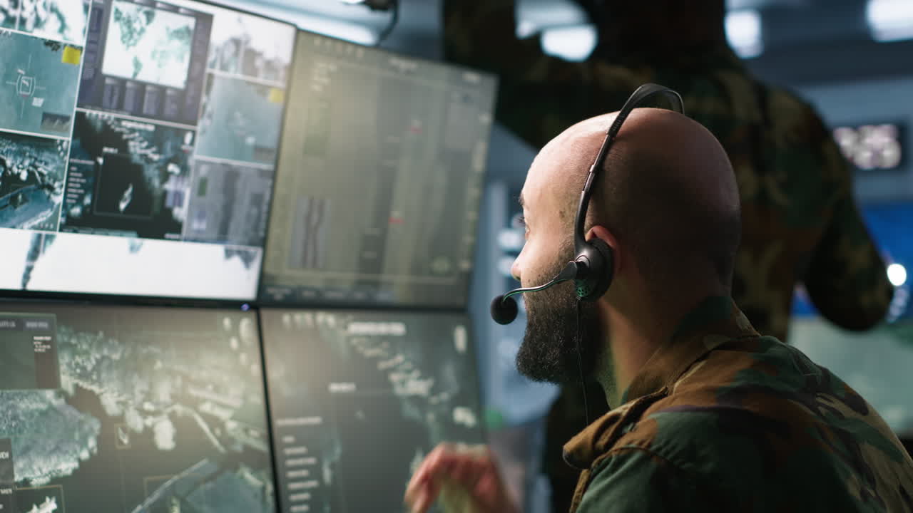 operador de sistemas de telecomunicaciones del ejército que utiliza equipos de radio y satélite