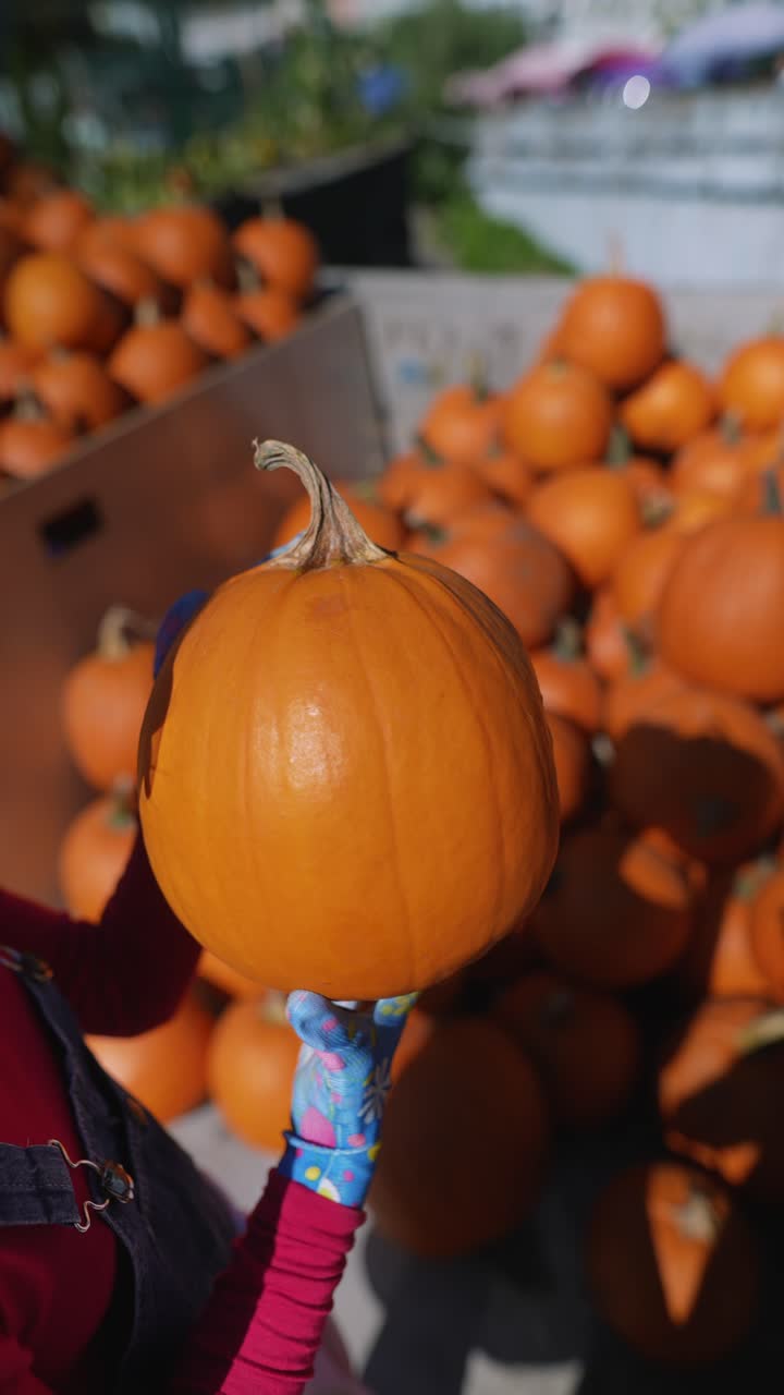 호박 을 들고 있는 여자