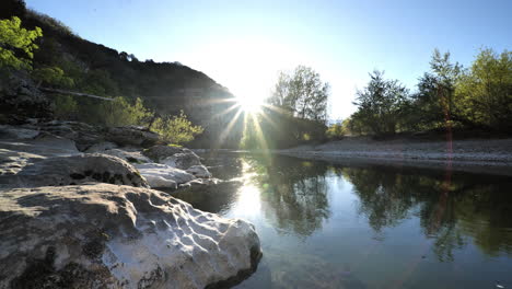 Rocas-De-Piedra-Caliza-Erosionadas-Por-El-Río-Herault-Puesta-De-Sol-Francia