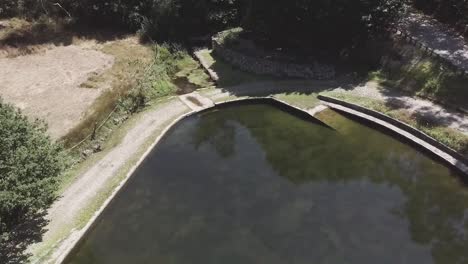 Toma-Aérea-De-Un-Lago-Detrás-De-Los-árboles-En-Águeda,-Portugal