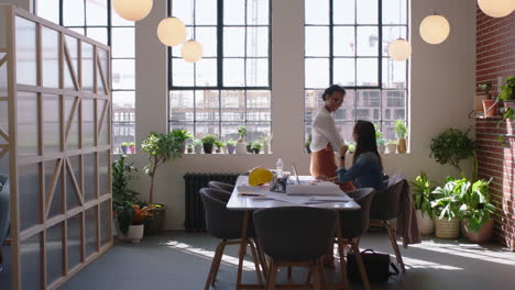 Geschäftsarchitektinnen-Nutzen-Einen-Laptop-Und-Diskutieren-über-Ein-Bauprojekt.-Team-Von-Ingenieuren-Brainstorming,-Planung-Einer-Designlösung,-Erfolgreiche-Entwicklungsstrategie-Im-Modernen-Büro