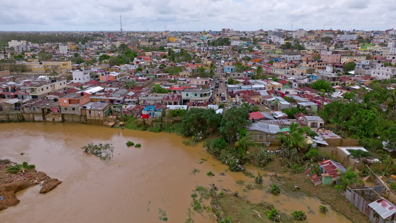 Nước sông Yuma đục ngầu tràn bờ ở cộng đồng Los Platanitos trong cơn bão Fiona tại Cộng hòa Dominica.