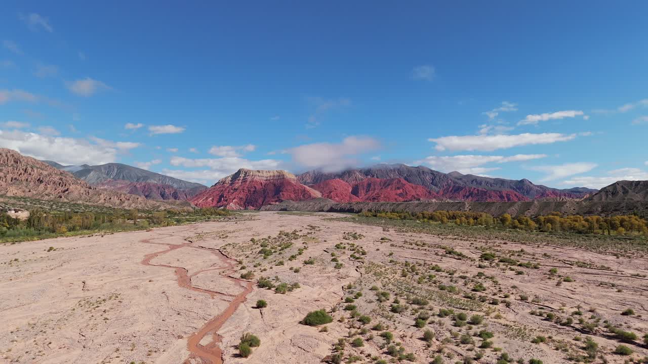 impresionante vista aérea de un valle con coloridas montañas en américa del sur