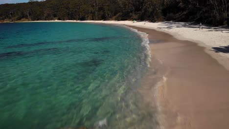 Vista-Aérea-Baja-Sobre-La-Costa-Rocosa-Y-La-Playa-En-Jervis-Bay,-Soleada-Nsw,-Australia