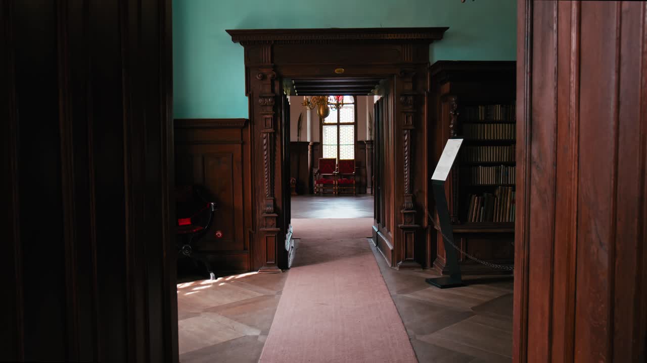 트라코슈탄 성 도서관 의 나무 문 을 통해 볼 수 있는 전망