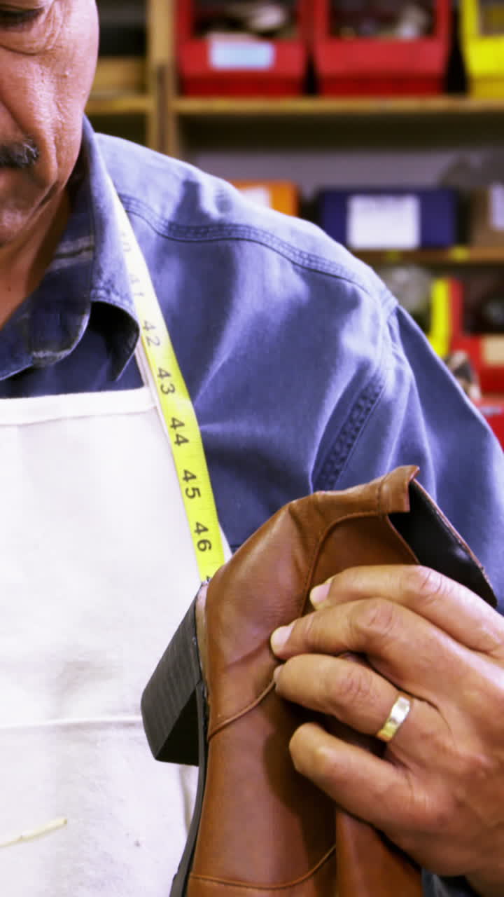 zapatero aplicando pegamento en el zapato