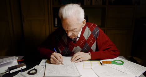 abuelo escribiendo carta