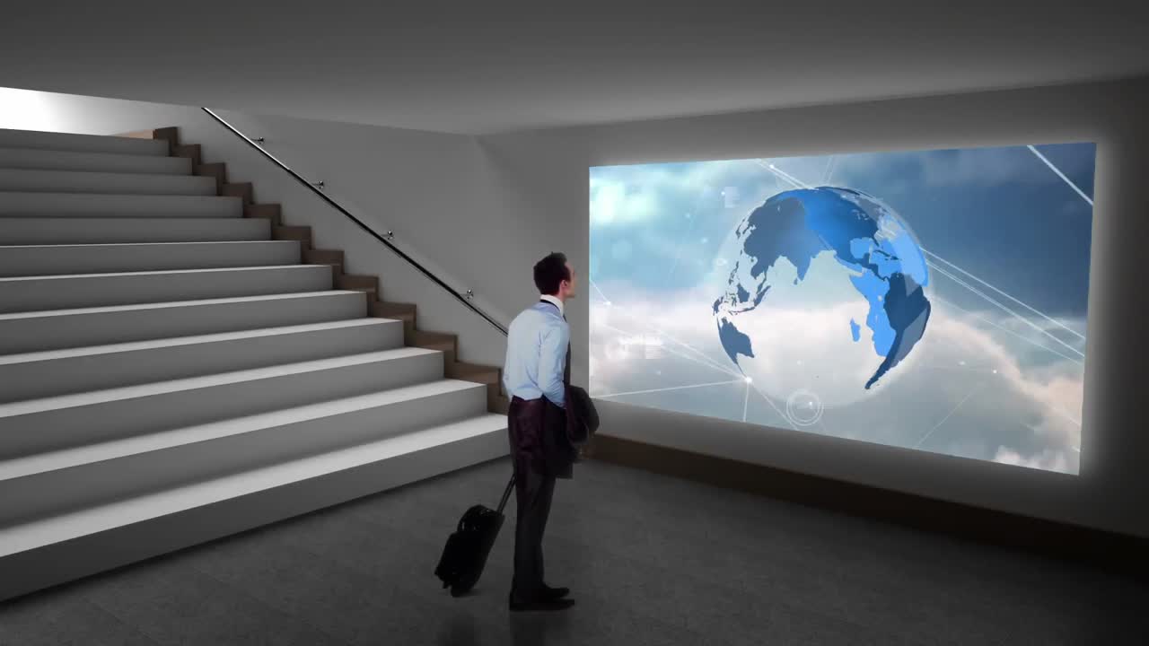 스크린 을 쳐다보기 위해 잠시 멈춘 남자