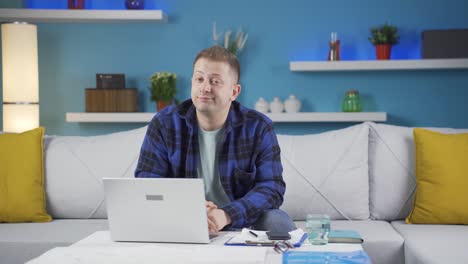 Hombre-Trabajador-De-Oficina-En-Casa-Mirando-La-Cámara-Deprimido.