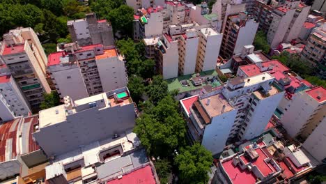 vista aérea de arriba hacia abajo a lo largo del barrio residencial de almagro, tejados coloridos