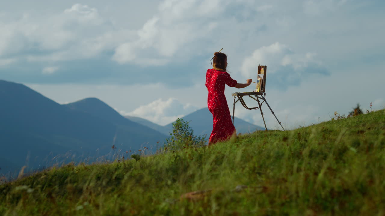 chica creativa pintando paisajes de montañas al aire libre. mujer dibujando en la naturaleza.