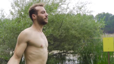 hombre musculoso saltando la cuerda en cámara lenta.