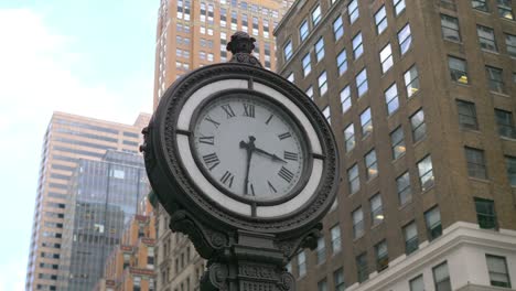 reloj en la quinta avenida en la ciudad de nueva york en 4k cámara lenta 60 fps