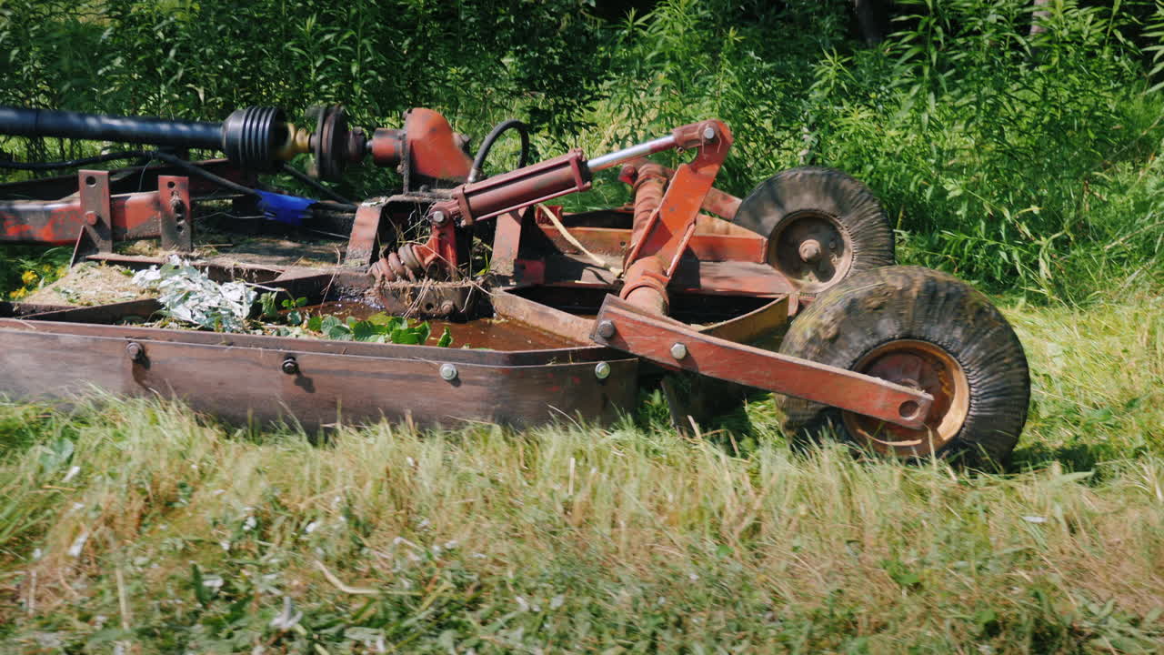 트랙터가 풀을 깎는 장치를 당깁니다