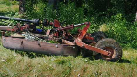 The-Tractor-Pulls-The-Grass-Mowing-Unit