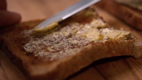 mantequilla que se extiende sobre las tostadas calientes