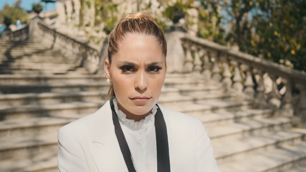 멋진 젊은 여자가 야외에서 화를 내고 있어요.