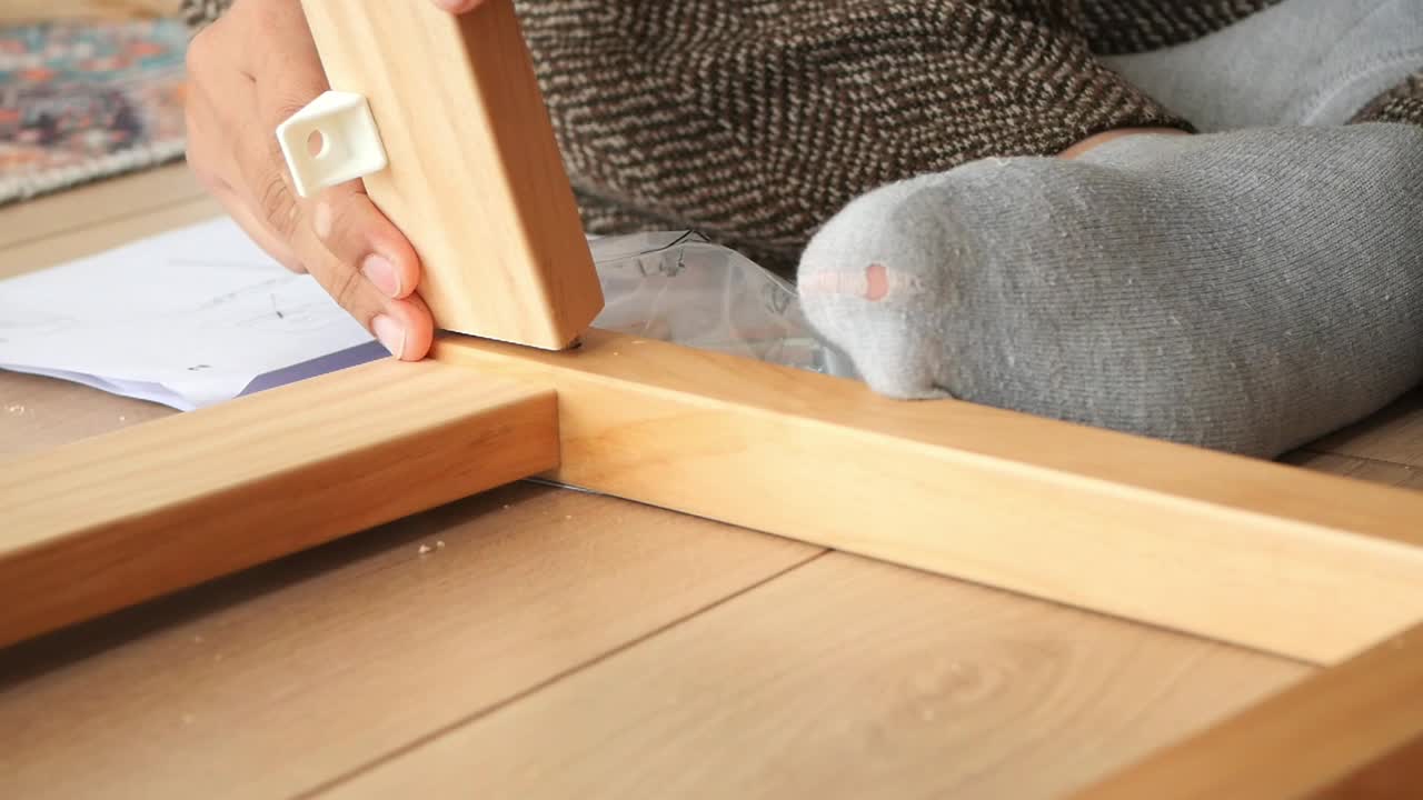 나무 의자를 조립하는 것