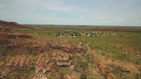 laoma camballin ciudad de australia occidental interior kimberley paisaje de roca roja dron aéreo tierra aborigen temporada seca territorio del norte bajas lejanas bajo escoba darwin fitzroy cruzando movimiento hacia adelante