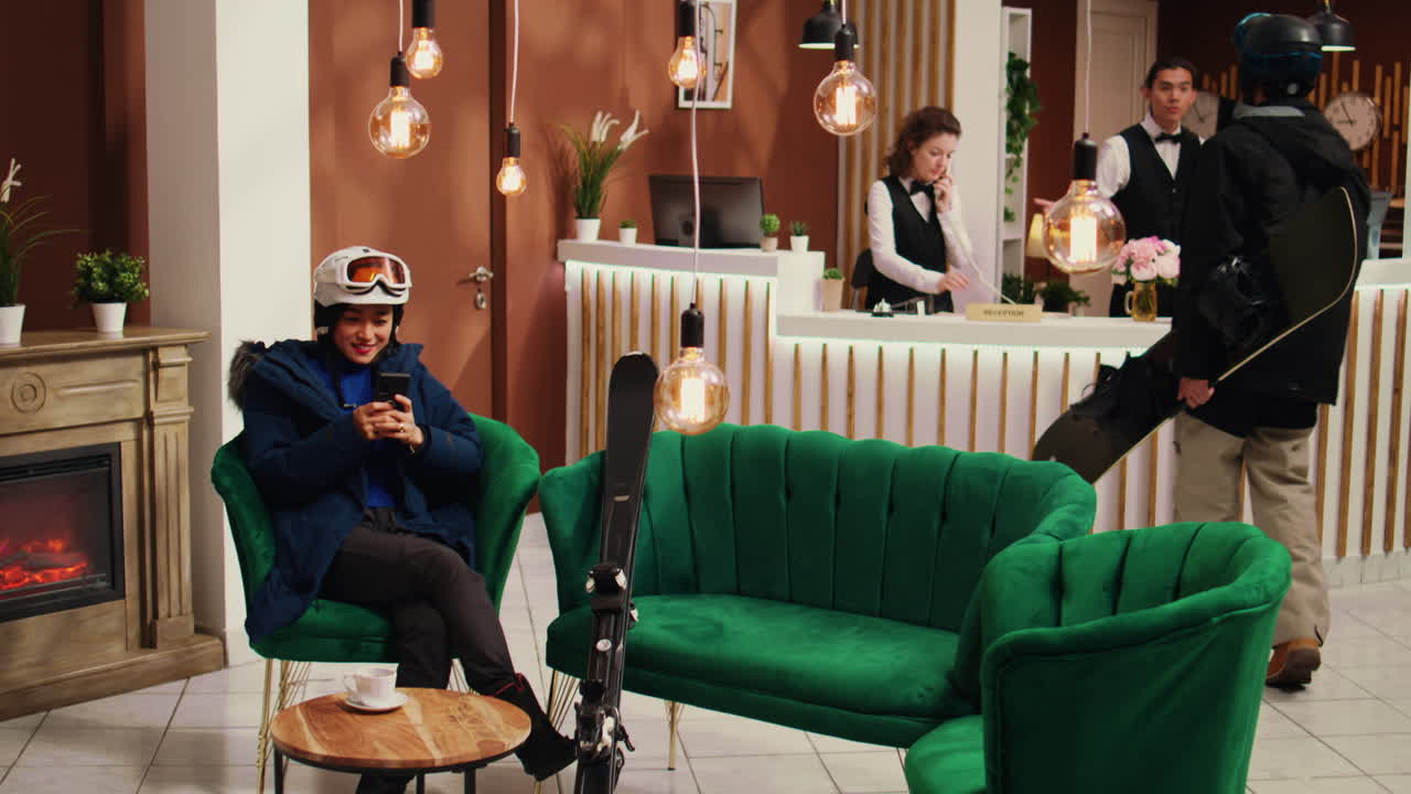 mensajería turística asiática en smartphone.