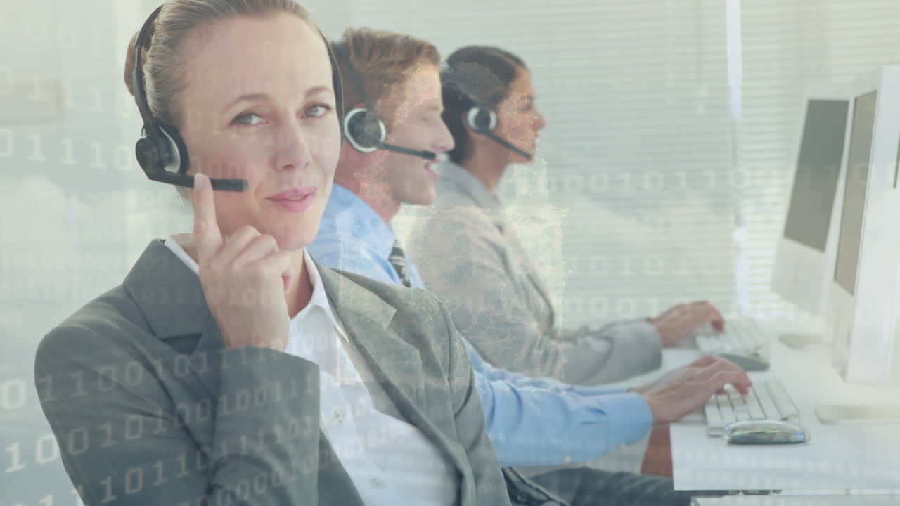 animación del procesamiento de datos sobre personas de negocios que usan auriculares telefónicos