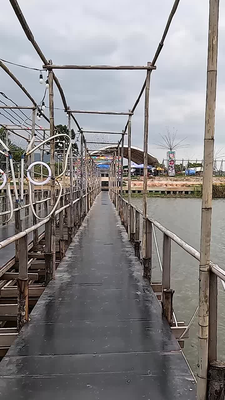 caminando a través de un puente pintoresco en tailandia