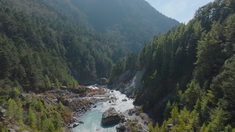el dron sigue el río dudh koshi que serpentea a través del parque nacional de sagarmatha, nepal
