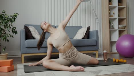 mujer haciendo yoga en casa