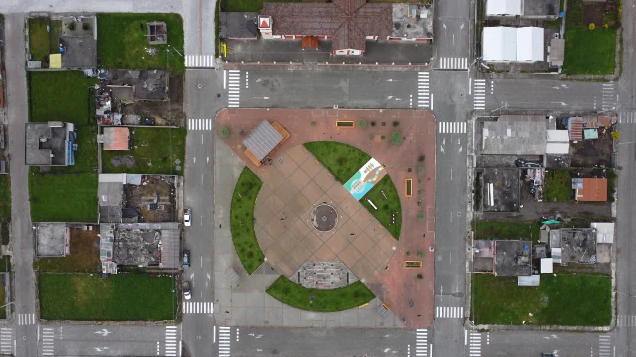 clipe en perspectiva cenital de un avión no tripulado sobre el parque central y la iglesia católica de la parroquia de chaupi, provincia de pichincha, ecuador