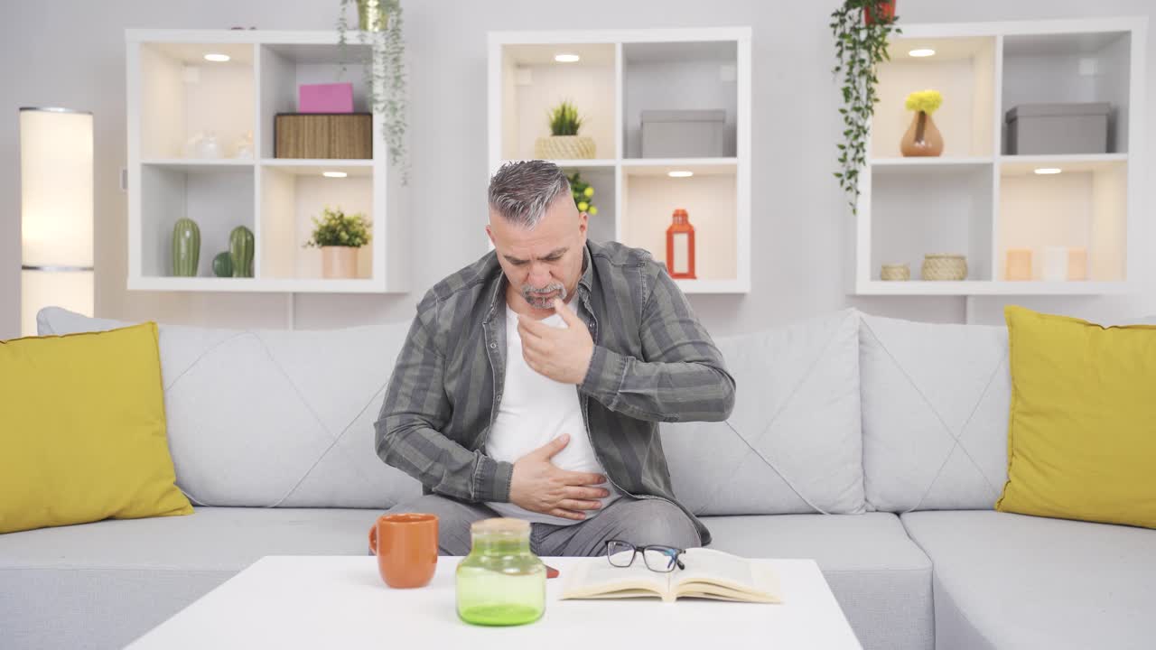 un anciano con náuseas.