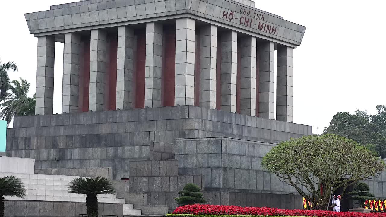 호치민 묘지를 방문하는 관광객