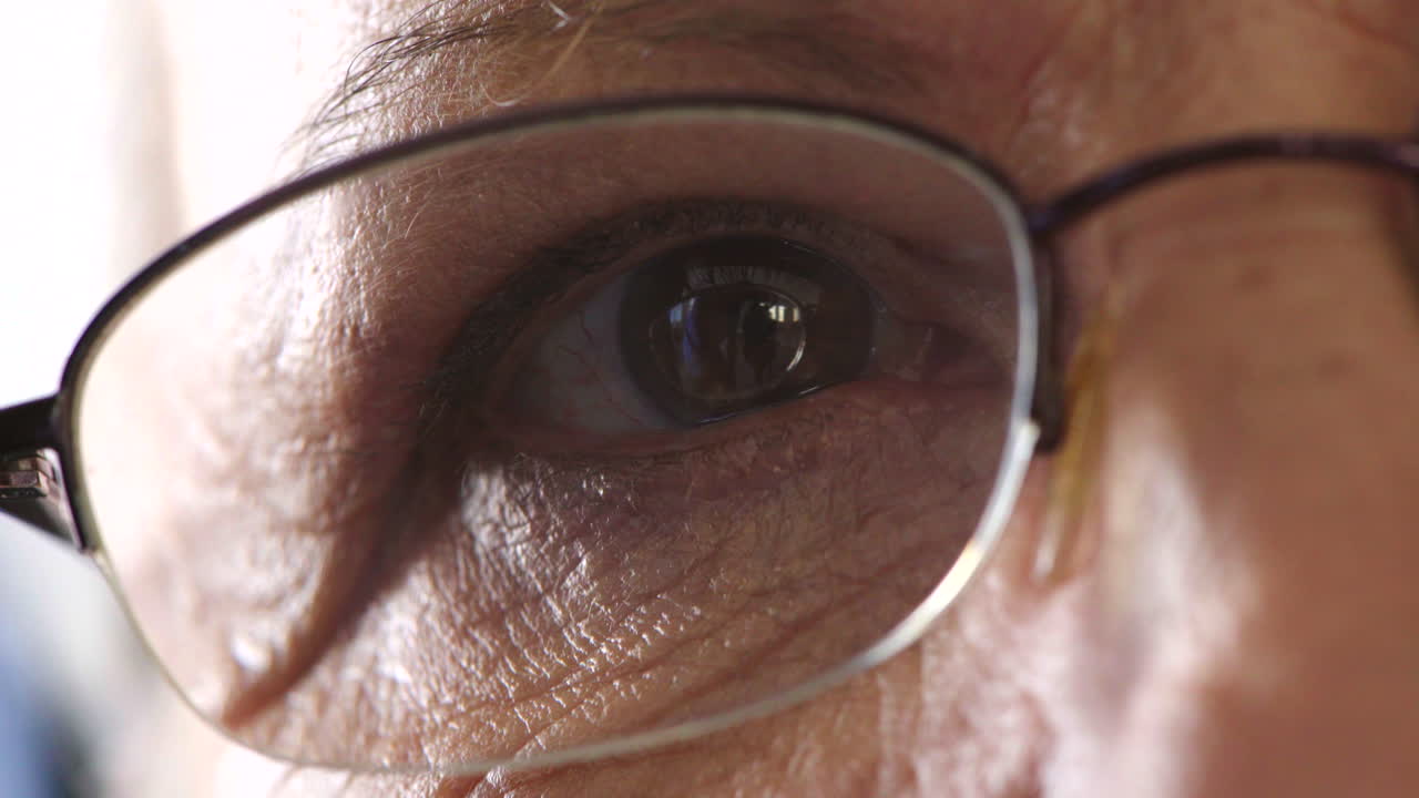 행복 한 생각 을 한 은퇴 한 사람 의 얼굴 세부 사항