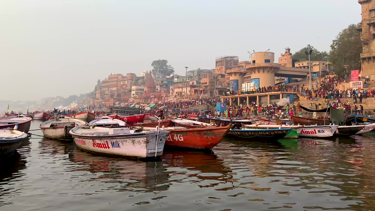 marzo de 2019, india, barcos anclados en las orillas del río