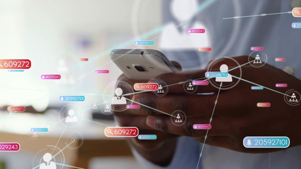 Animazione di rete di connessioni con icone su persona che usa lo smartphone