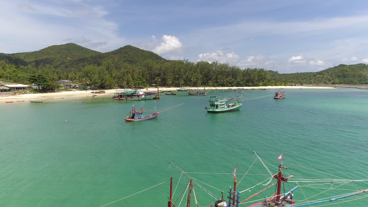 barcos de pesca anclados en una playa tropical
