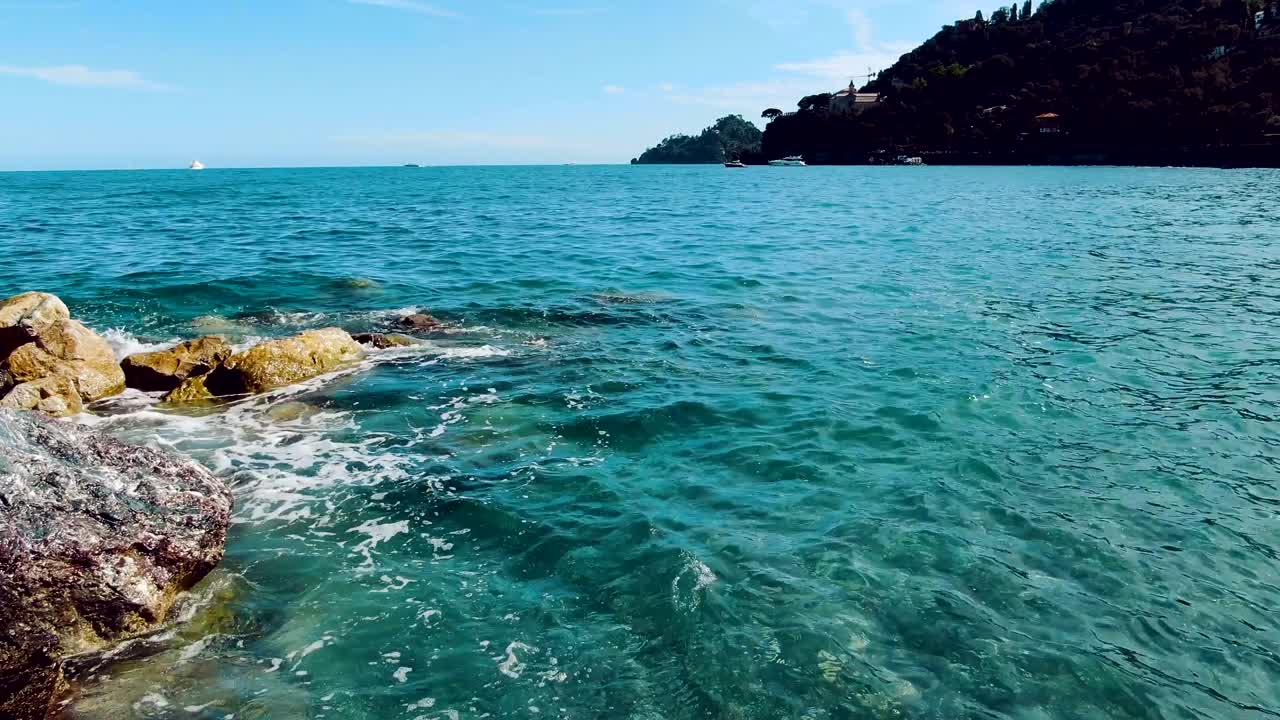 바다의 바위 해변.