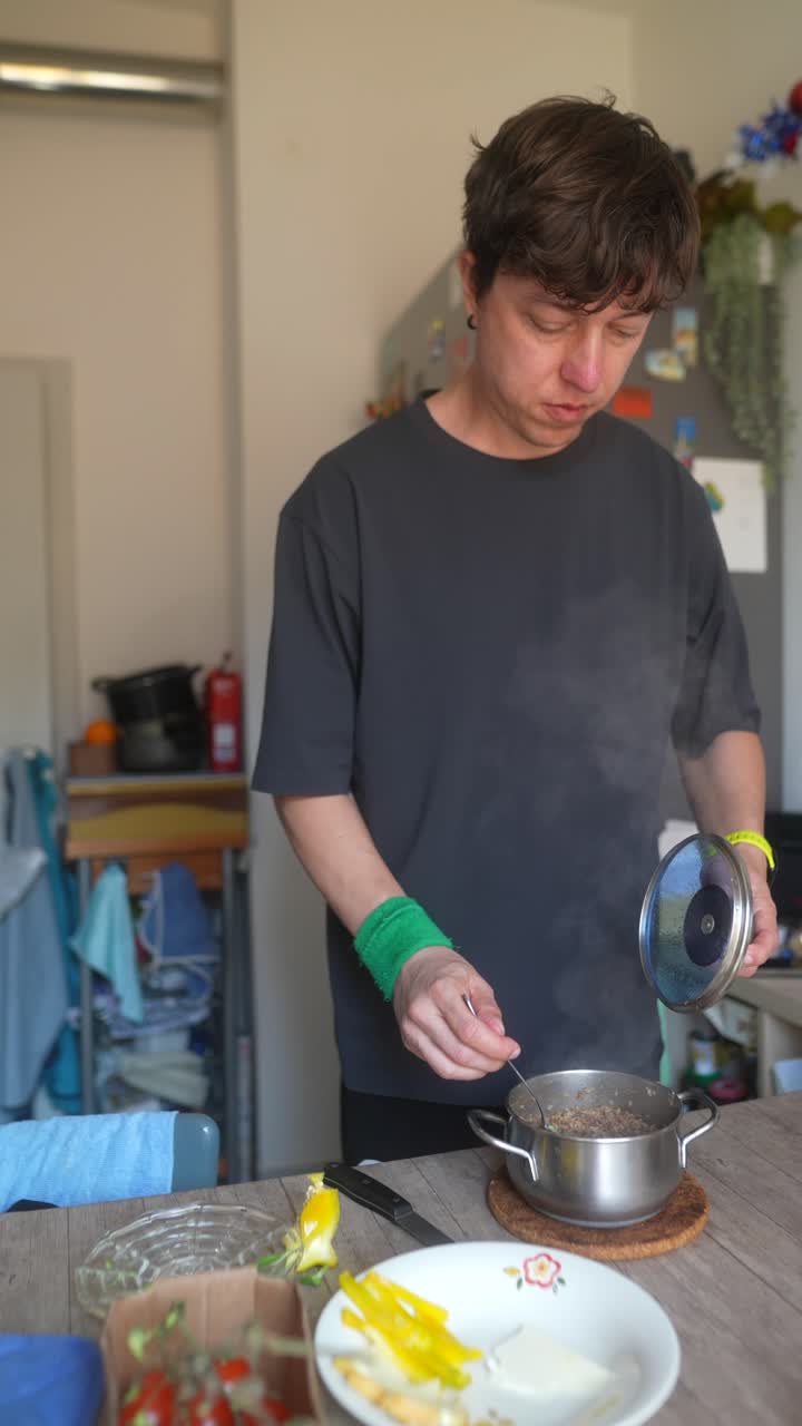 hombre cocinando en la cocina
