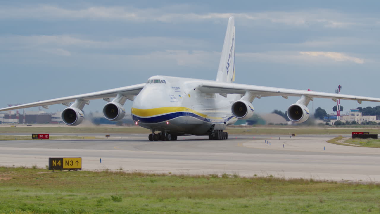 バレンシア空港の誘導路を正面からアプローチするアントノフAn-124ルスラーン