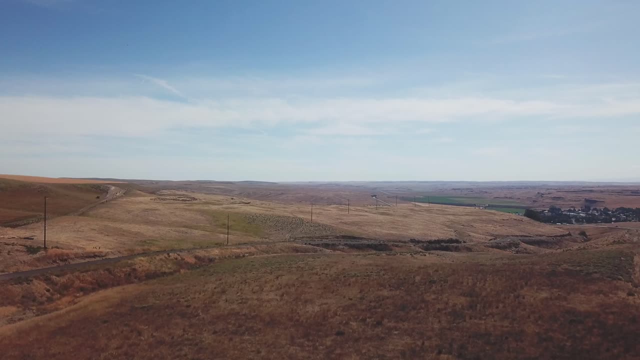 vista de la carretera que atraviesa los scablands en el este del estado de washington