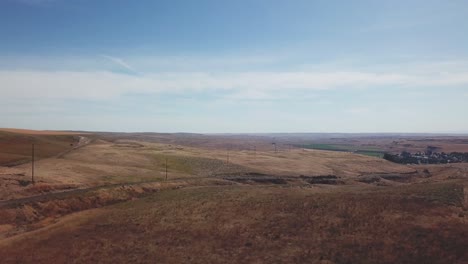 vista de la carretera que atraviesa los scablands en el este del estado de washington