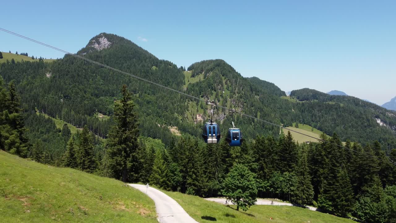 Funivia ripida che sale su una montagna nelle Alpi a Lofer, Austria.