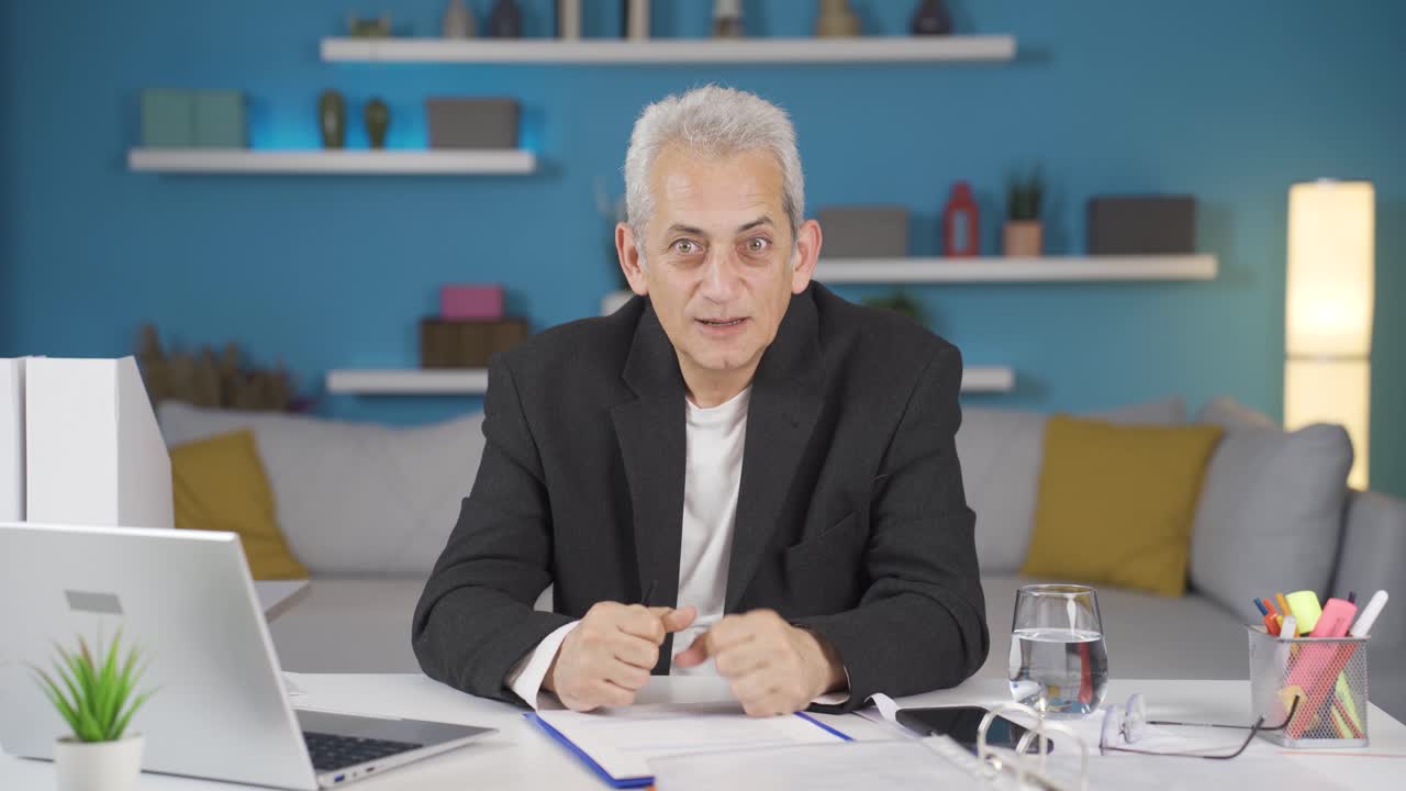 el hombre de la oficina en casa dice "wow" a la cámara.