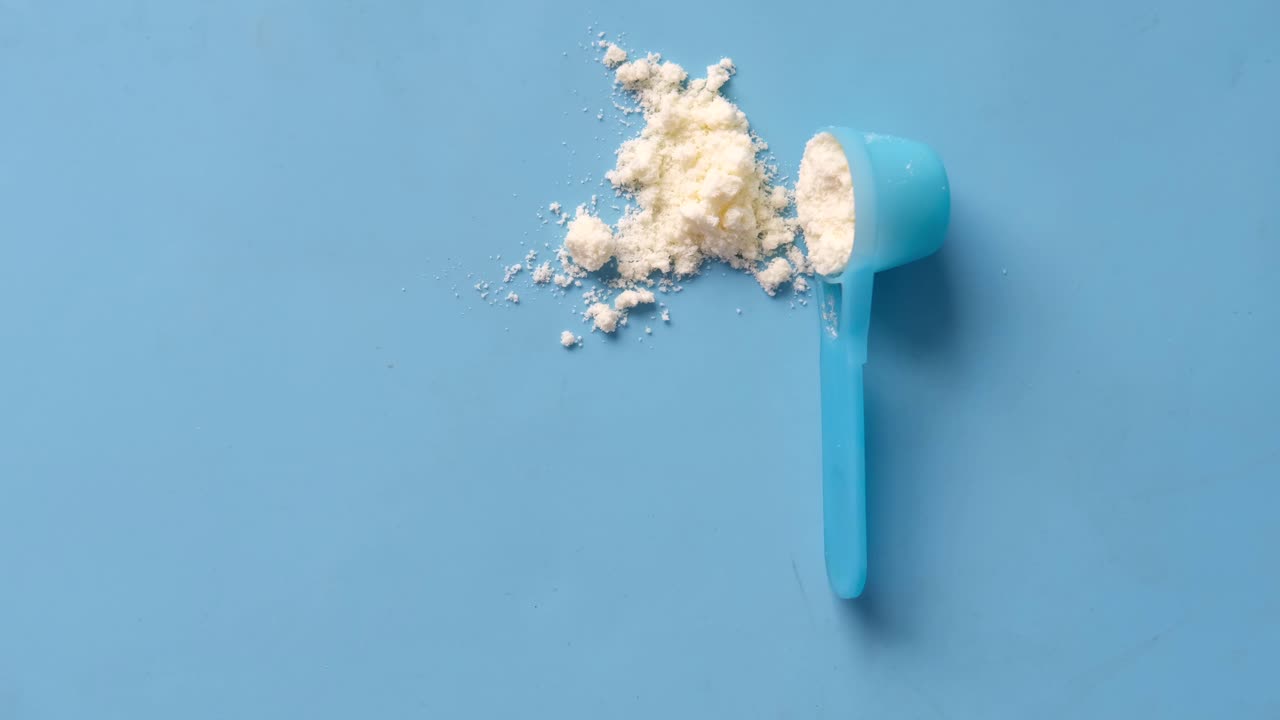 polvo de fórmula para bebés en una cuchara medidora