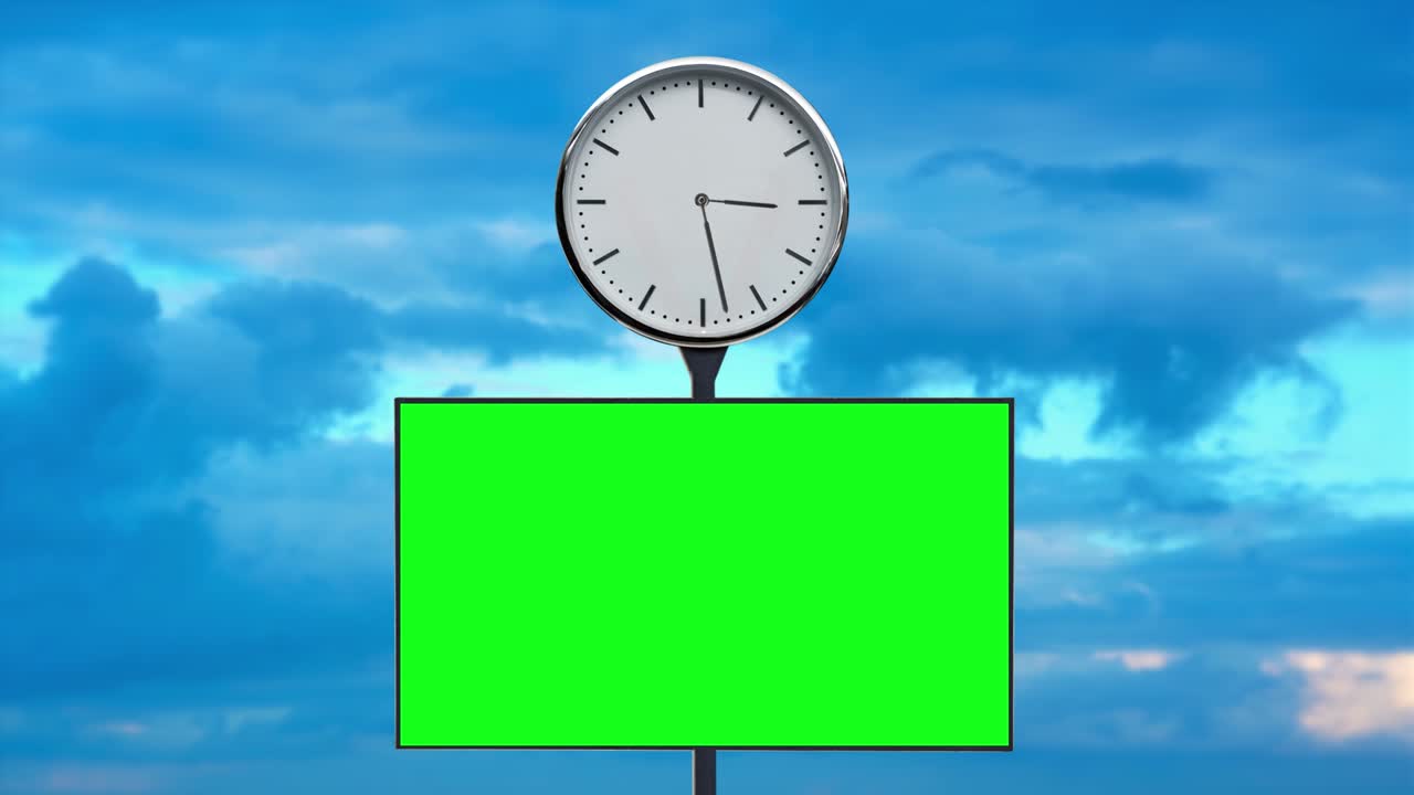 구름에 대항하여 기둥에 chromakey와 함께 시계와 화면