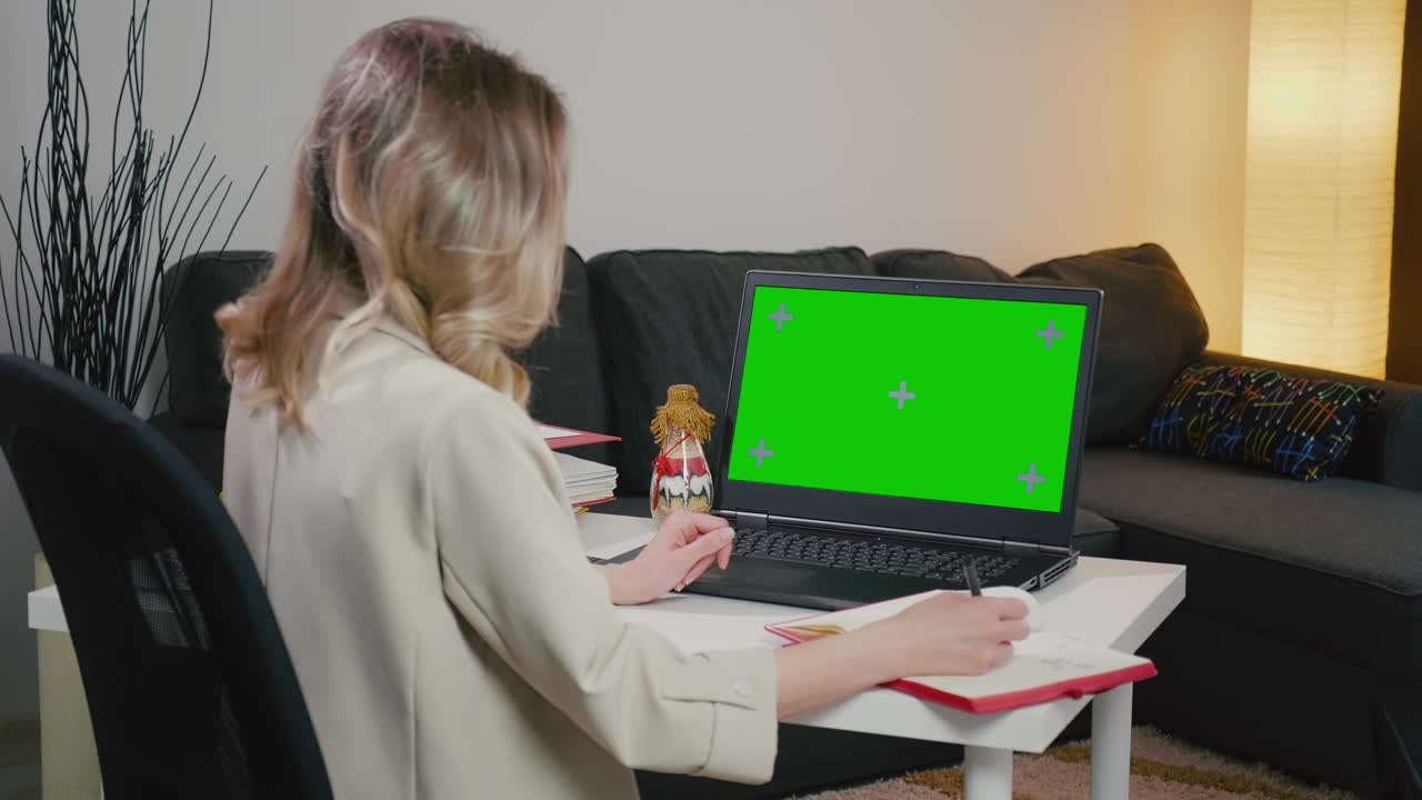 pantalla verde con pantalla de portátil en color.