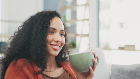 Frau-Entspannt-Sich-Auf-Dem-Sofa,-Trinkt-Kaffee-Und-Schaut-Fern