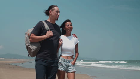 pareja caminando en la playa