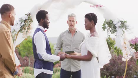 Glückliches-Afroamerikanisches-Paar,-Das-Während-Der-Hochzeit-Händchen-Hält