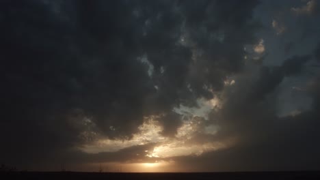 el sol ardiente rompe a través de las nubes pensativas, pintando el cielo en tonos ámbar, un espectáculo de la naturaleza se desarrolla