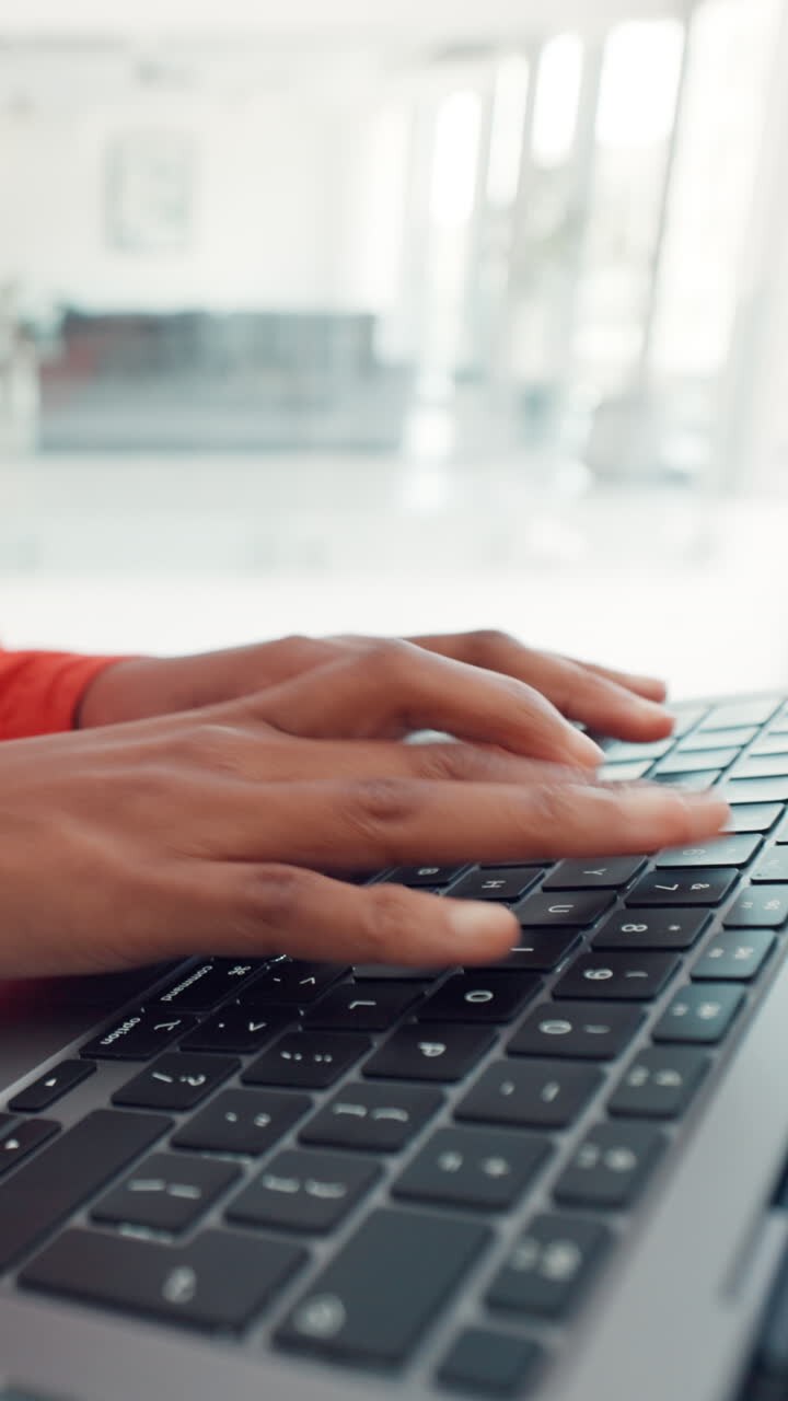 Hände tippen auf einer Laptoptastatur